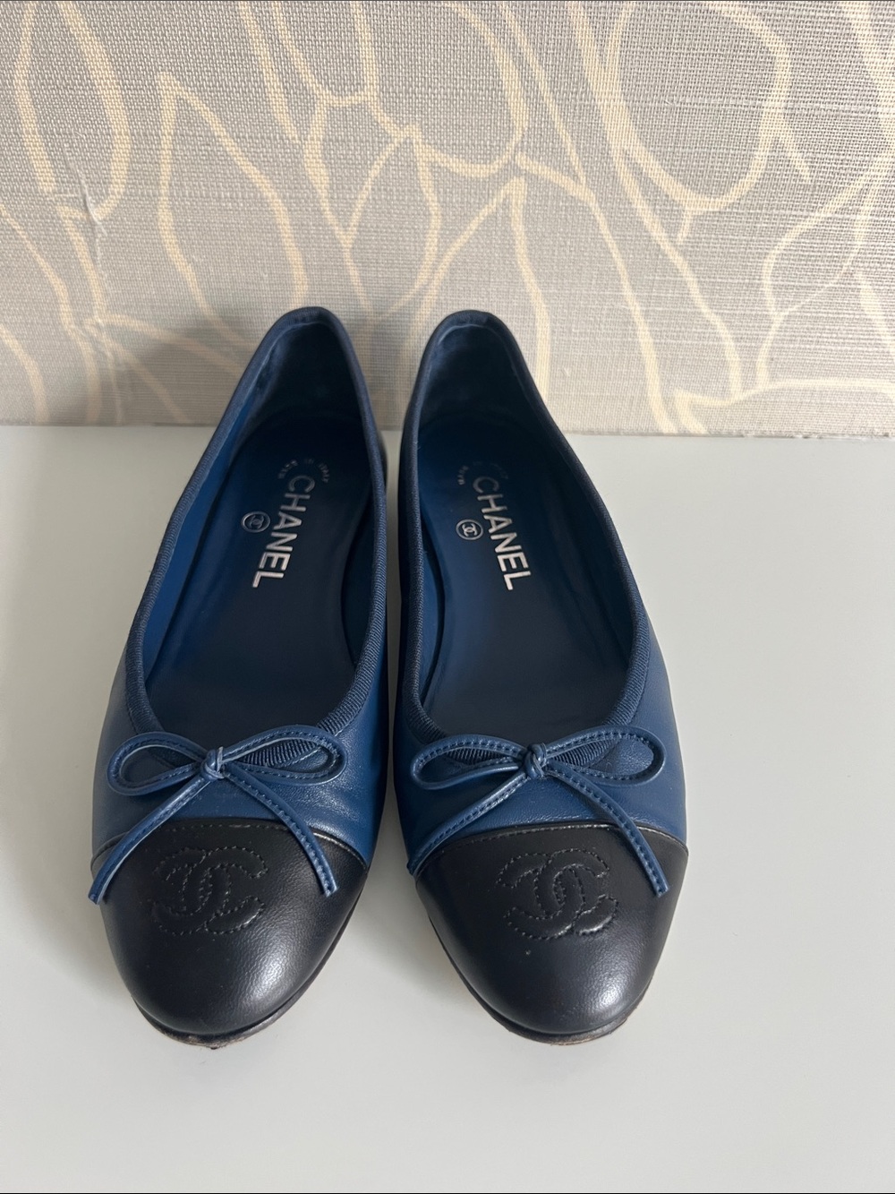 CHANEL Two-Tone Navy Blue and Black Leather Cap-Toe Ballet Flats - size 37 - Picture 1 of 7